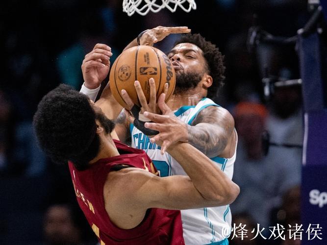 紧咬比分!克尼普尔送出个人第8记助攻,布里奇斯上反篮命中 紧咬比分!克尼普尔送出个人第8记助攻,布里奇斯上反篮命中